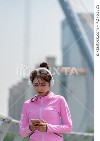 運動豐富的女性 運動豐富的女性 42761525