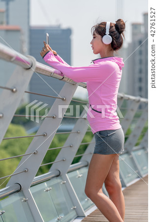 運動豐富的女性 運動豐富的女性 42761527
