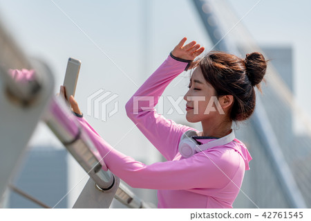 運動豐富的女性 運動豐富的女性 42761545
