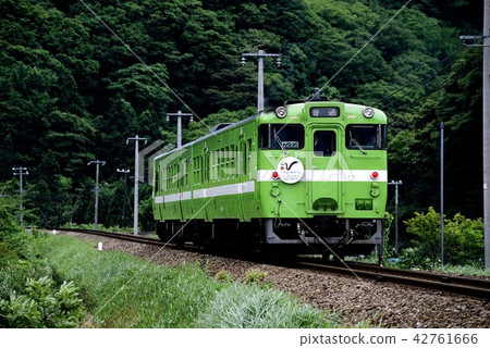 1994年Kiha 47系列Sanin彩色2輛汽車在Sanin線上行駛 1994年Kiha 47系列Sanin彩色2輛汽車在Sanin線上行駛 42761666