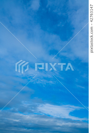 夏季颱風前的天空(垂直) 夏季颱風前的天空(垂直) 42763147