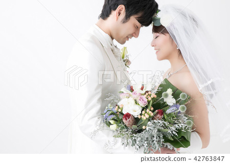 The bride and groom swearing love 42763847