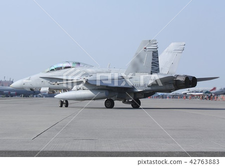 U.S. Marine Corps aircraft carriers that fly on the ground at the Yokota base air show in Japan Flight Aircraft F - 18D Hornet Battle Attack Machine U.S. Marine Corps aircraft carriers that fly on the ground at the Yokota base air show in Japan Flight Aircraft F - 18D Hornet Battle Attack Machine 42763883