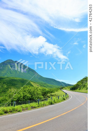 The blue sky of Hokkaido summer and Shiretoko · Rausu dake 42764263