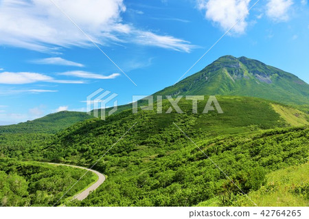 The blue sky of Hokkaido summer and Shiretoko · Rausu dake The blue sky of Hokkaido summer and Shiretoko · Rausu dake 42764265