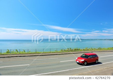 跑北海道藍天高速公路的紅色汽車 42764270