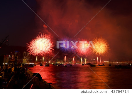 Minato Kobe beach fireworks display from Hyogo wharf (2018) Minato Kobe beach fireworks display from Hyogo wharf (2018) 42764714
