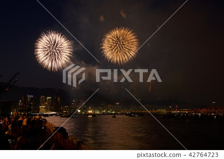 Minato Kobe beach fireworks display from Hyogo wharf (2018) Minato Kobe beach fireworks display from Hyogo wharf (2018) 42764723
