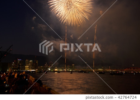 Minato Kobe beach fireworks display from Hyogo wharf (2018) Minato Kobe beach fireworks display from Hyogo wharf (2018) 42764724
