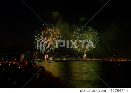 Minato Kobe beach fireworks display from Hyogo wharf (2018) Minato Kobe beach fireworks display from Hyogo wharf (2018) 42764744