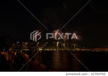 Minato Kobe beach fireworks display from Hyogo wharf (2018) Minato Kobe beach fireworks display from Hyogo wharf (2018) 42764760