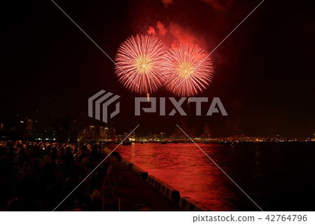 Minato Kobe beach fireworks display from Hyogo wharf (2018) Minato Kobe beach fireworks display from Hyogo wharf (2018) 42764796