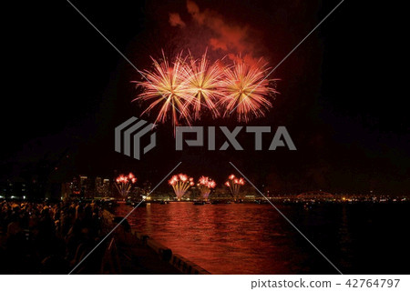 Minato Kobe beach fireworks display from Hyogo wharf (2018) Minato Kobe beach fireworks display from Hyogo wharf (2018) 42764797