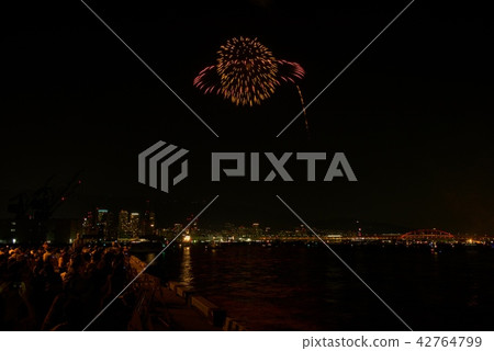 Minato Kobe beach fireworks display from Hyogo wharf (2018) Minato Kobe beach fireworks display from Hyogo wharf (2018) 42764799