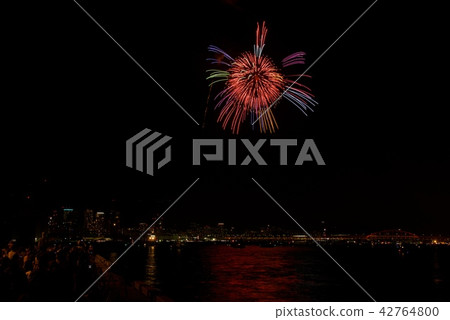 Minato Kobe beach fireworks display from Hyogo wharf (2018) Minato Kobe beach fireworks display from Hyogo wharf (2018) 42764800