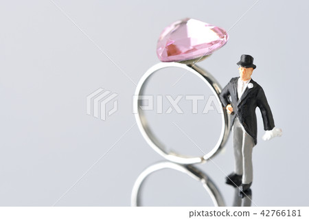 Ring of the groom and heart 42766181