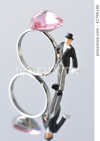Ring of the groom and heart Ring of the groom and heart 42766186