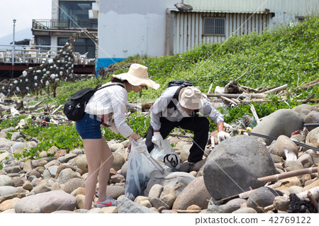 Marine debris 42769122