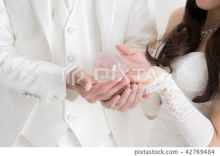 The bride and groom and the earth 42769484