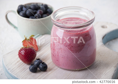 Smoothies with blueberries and strawberries Smoothies with blueberries and strawberries 42770016