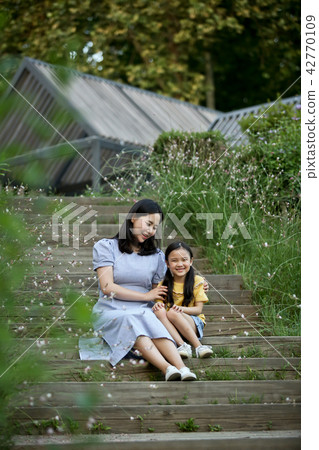 母親和孩子坐在樓梯上 母親和孩子坐在樓梯上 42770109