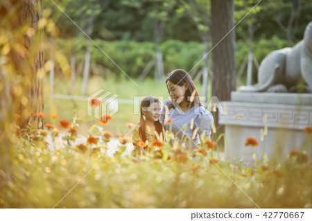 Mother and child, outing, park and conversation Mother and child, outing, park and conversation 42770667
