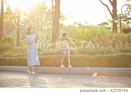 母親和孩子，在公園散步 42770749