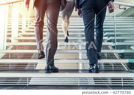 上樓梯的商人 42770780