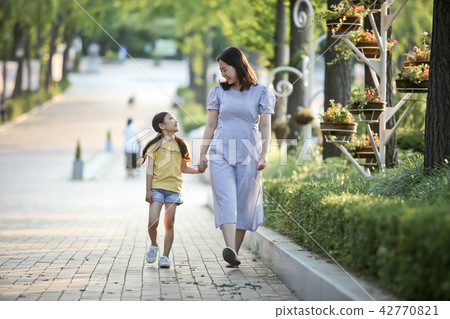 母親和孩子，公園散步 42770821