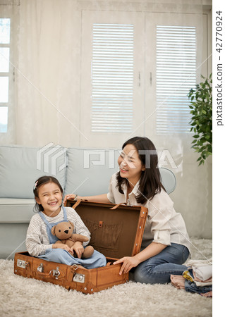 Mom and child, packed before going on a picnic Mom and child, packed before going on a picnic 42770924