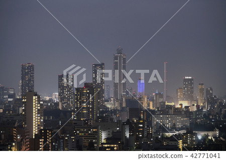 Looking at Japan's Tokyo cityscape skyscraper Ikebukuro skyscraper group etc. (Night view) 42771041