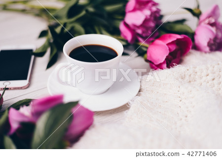 Morning coffee with a bouquet of flowers 42771406