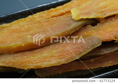 乾土豆黑色背景乾物質 乾土豆黑色背景乾物質 42773124