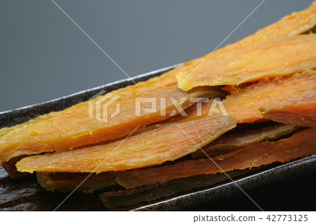乾土豆黑色背景乾物質 乾土豆黑色背景乾物質 42773125