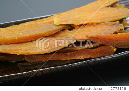Dried potato black background dry matter 42773126