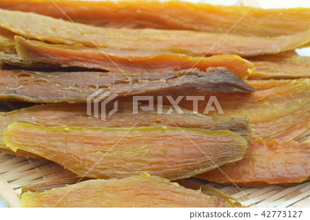 Dried potato black background dry matter Dried potato black background dry matter 42773127