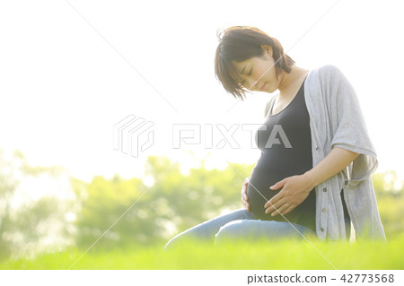 Young pregnant woman 42773568