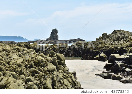 白色沙子和岩石在海岸 42778243