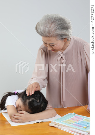 Happy family 42778272