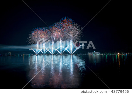 瀨戶內海的海表面上的煙花圖像 瀨戶內海的海表面上的煙花圖像 42779466