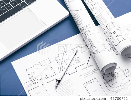 Floor plan and divider with computer 42780731