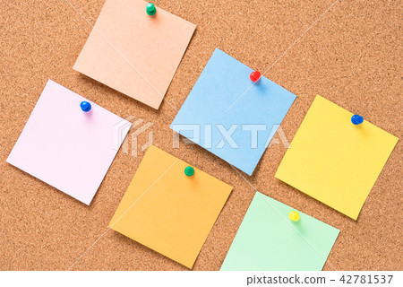 Cork board with colorful blank notes 42781537