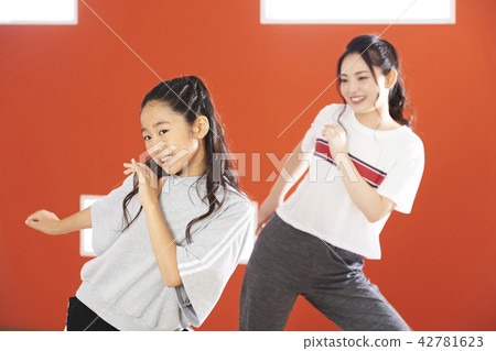Kids dancer 42781623