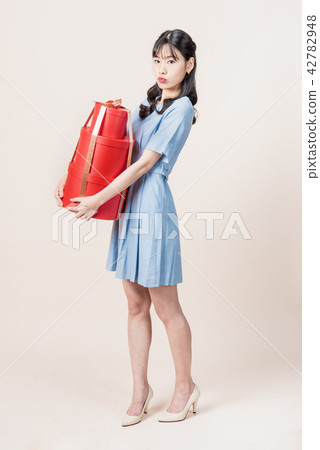 給禮物的逗人喜愛的婦女 給禮物的逗人喜愛的婦女 42782948