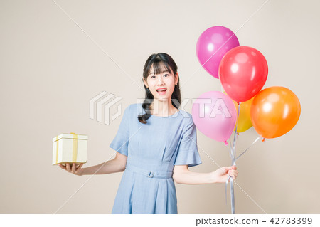 有氣球和禮物的婦女 42783399
