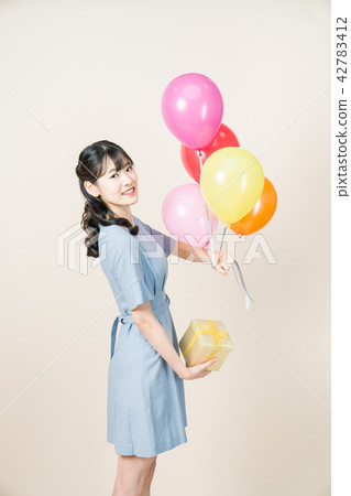 有氣球和禮物的婦女 42783412