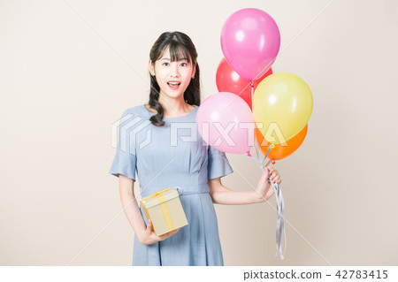 有氣球和禮物的婦女 42783415