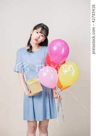 有氣球和禮物的婦女 有氣球和禮物的婦女 42783416