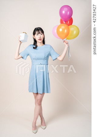 有氣球和禮物的婦女 42783427