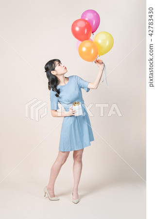 有氣球和禮物的婦女 42783430